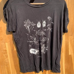 Gina Tricot svart tröja  - Gina Tricot svart tröja med insekts tryck strl L, inte lika bra skick med hålen syns inte när man har den på tröjan 😊