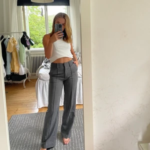 Kostymbyxor nakd - Skitsnygga kostymbyxor från nakd. Dem har slits längst ner! Använda ett fåtal gånger då dem är lite försmå på mig tyvärr.