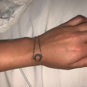 Silvrigt armband från Edblad med små detaljer inuti ”ringen”. 