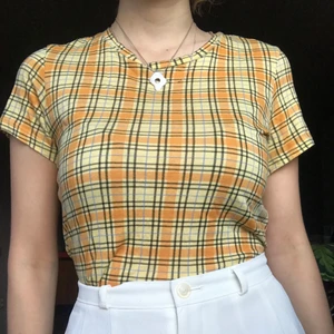 Croppad rutig topp - Söt gul croppad topp med 90-tals vibb från Monki! 🌻 Superskönt material, perfekt till sommaren. Passar XS-S bäst! Frakten ingår i priset✨