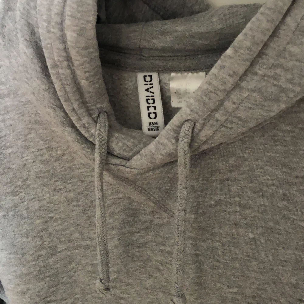 Mörkgrå hoodie från hm divided, storlek XS, bra passform men för liten för mig nu som brukar ha S, köpt för 200kr. Hoodies.