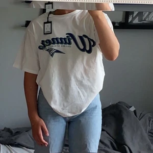 Vit t-shirt med tryck - Jättefin vit t-shirt från Lager 157! Storlek Xs. Aldrig använd