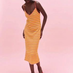 Klänning från zara - Budgivning avslutas ikväll!!💖 En så fin randig stickad klänning från zara! Slutsåld på hemsidan. Storlek S. Säljer då den tyvärr inte kom till användning. Frakt ingår ej i pris💛🤍💛 Lägg bud endast om du vill köpa🤠