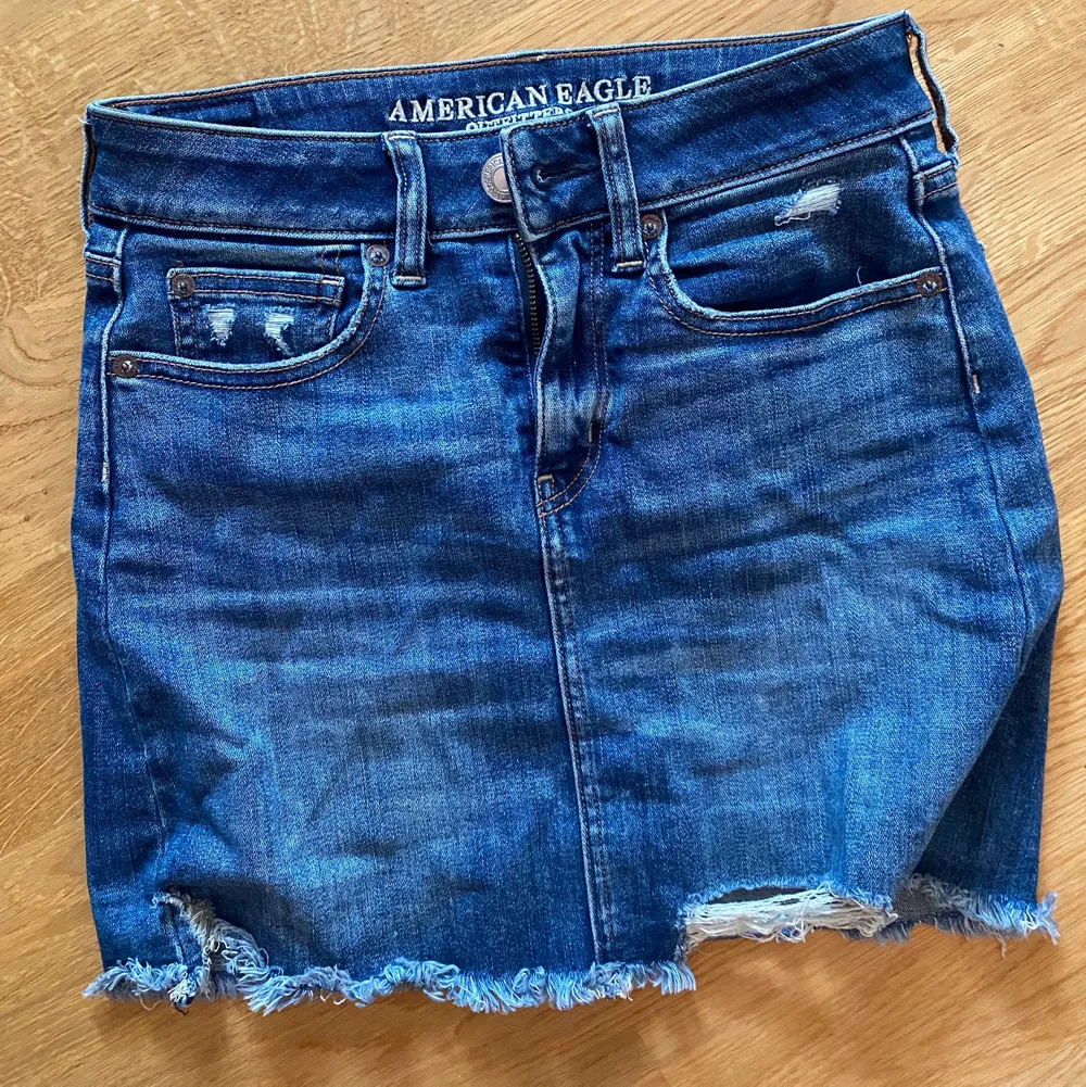Stretchig jeans kjol från american eagle outfitters. Storlek 32 men skulle säga att den passar upp till 36! 70kr. Kjolar.
