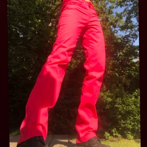 Skitcoola skrikrosa byxor  - Skitcoola skrikrosa jeansliknade byxor! Tyvärr lite för stora för mig, nu stans runt storlek M borde dem vara! Köpare står för frakt 🚚 