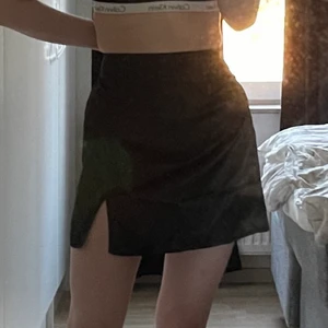 Satin/siden kjol - Supersnygg svart kjol i satin med en slits framtill 😍 aldrig använd endast testad storlek 34! Frakt tillkommer 💕 skriv för fler bilder!