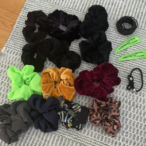 Hår-accessoarer  - Ett pack med massa hår-accessoarer. Köp en scrunchie för 20kr eller allt för 85kr <3 Köpare står för frakt