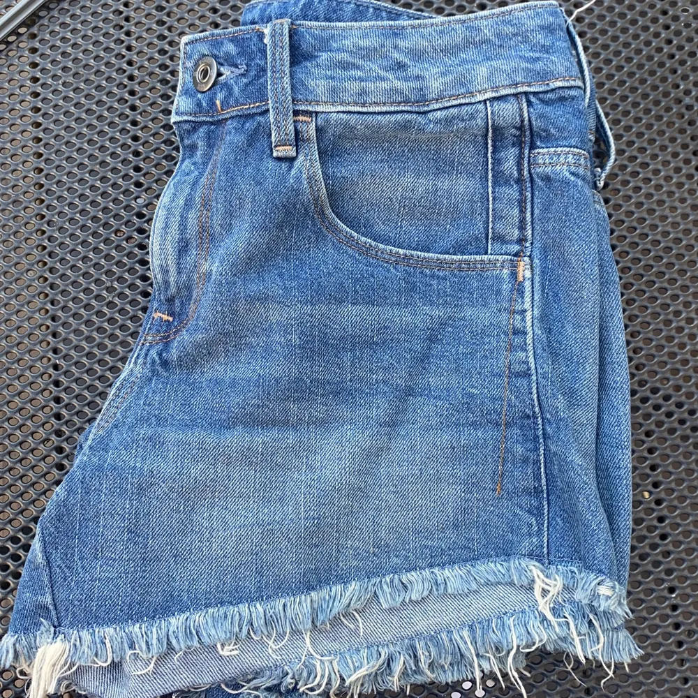 Säljer dessa jeansshorts från G-Star, då de inte kommer till använding. Endast använda ett fåtal gånger och är i gott skick. Köpta för 749 kr, pris kan diskuteras! 💖💖storlek: s. Shorts.