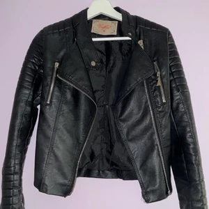 Skinnjacka  - Skinnjacka köpt från miinto för några år sen, fint skick! Det är en strl 36 men passar som 34 fint! 