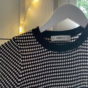 Zara topp - Säljer min topp från zara då den inte kommer till användning. Bra skick, endast någon tråd som dragits ut på nått ställe. Säljs inte längre på Zara. Köpare står för frakt, buda i kommentarerna💓