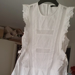 Söt summer kotton klänning  - En ny kotton summer klänning som är I mycket bra skick och bara provat. Passar XS_S och har bältet som man kan dra åt. Passar till allt 