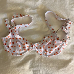 Återvunnen kupbikinitopp NA-KD - Jättefin!!! bikinitopp från Amanda Strands kollektion med NA-KD som är slutsåld i nästan alla storlekar. Helt oanvänd säljer pga kommer ej till användning :/❤️‍🔥 andra och tredje bilderna är lånade!!❤️‍🔥 storlek 75B❤️‍🔥 (säljer även matchande bikinitrosa!)