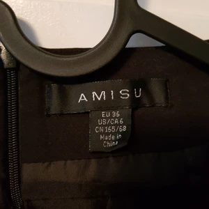 Pärlkjol i storlek 36. - En svart kjol med pärlor i olika nyanser. Använder några gånger. Inget fel. Kan finnas lite päls på den (Har katter). Köpt på New Yorker.