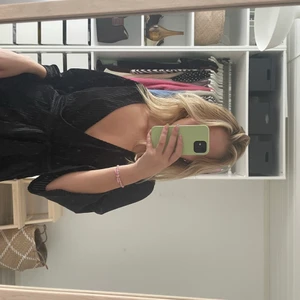 Ribbad sammetsblus  - Ribbad sammetsblus, säljer för jag inte har använt den. (köpt från BikBok)