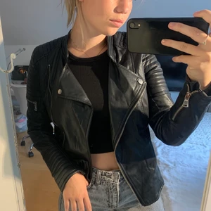 Skinnjacka - Skinnjacka i storlek 34. Använder aldrig längre men är i bra skick. Köpare står för frakten. Skriv vid intresse och frågor :)