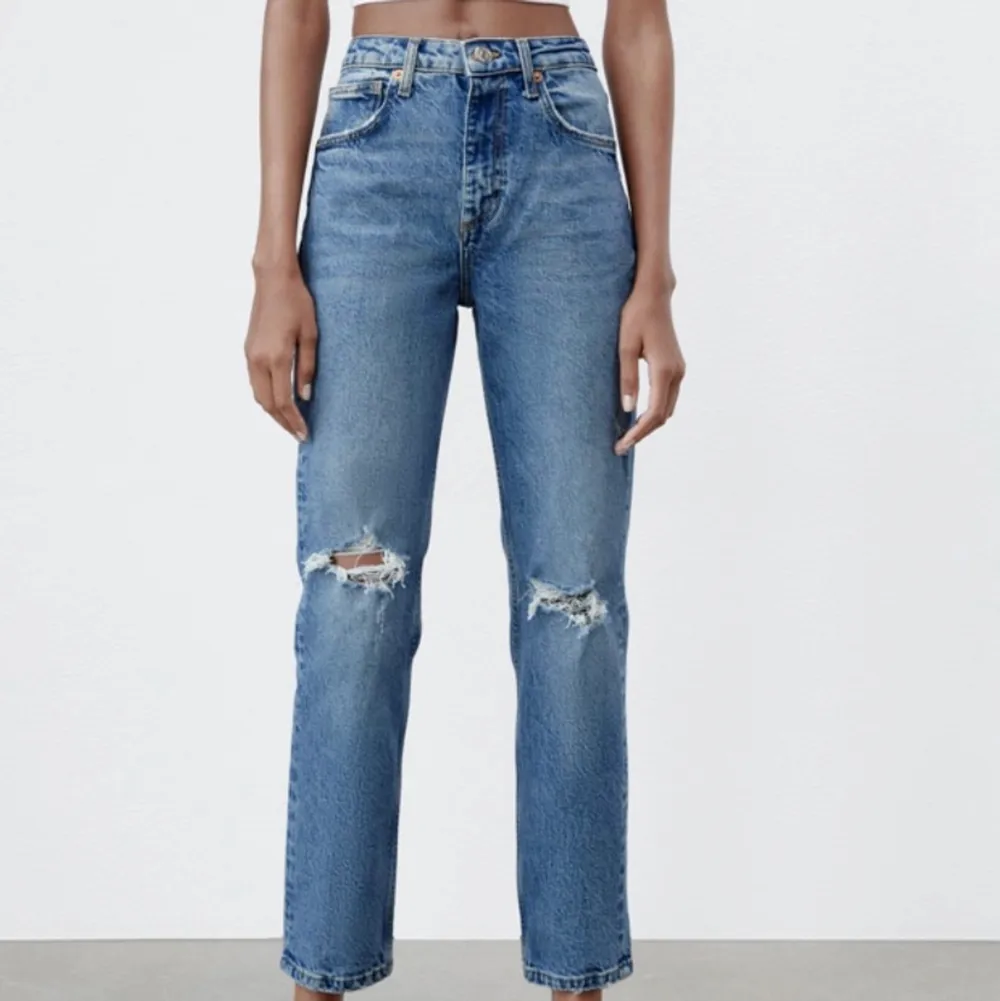 Säljer dessa sjukt snygga jeans från zara med slitningar på knäna. Använda några ggr men tycker dom är för små för mig därav säljer jag dem. Storlek 40.💗. Jeans & Byxor.