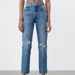 Zara jeans - Säljer dessa sjukt snygga jeans från zara med slitningar på knäna. Använda några ggr men tycker dom är för små för mig därav säljer jag dem. Storlek 40.💗