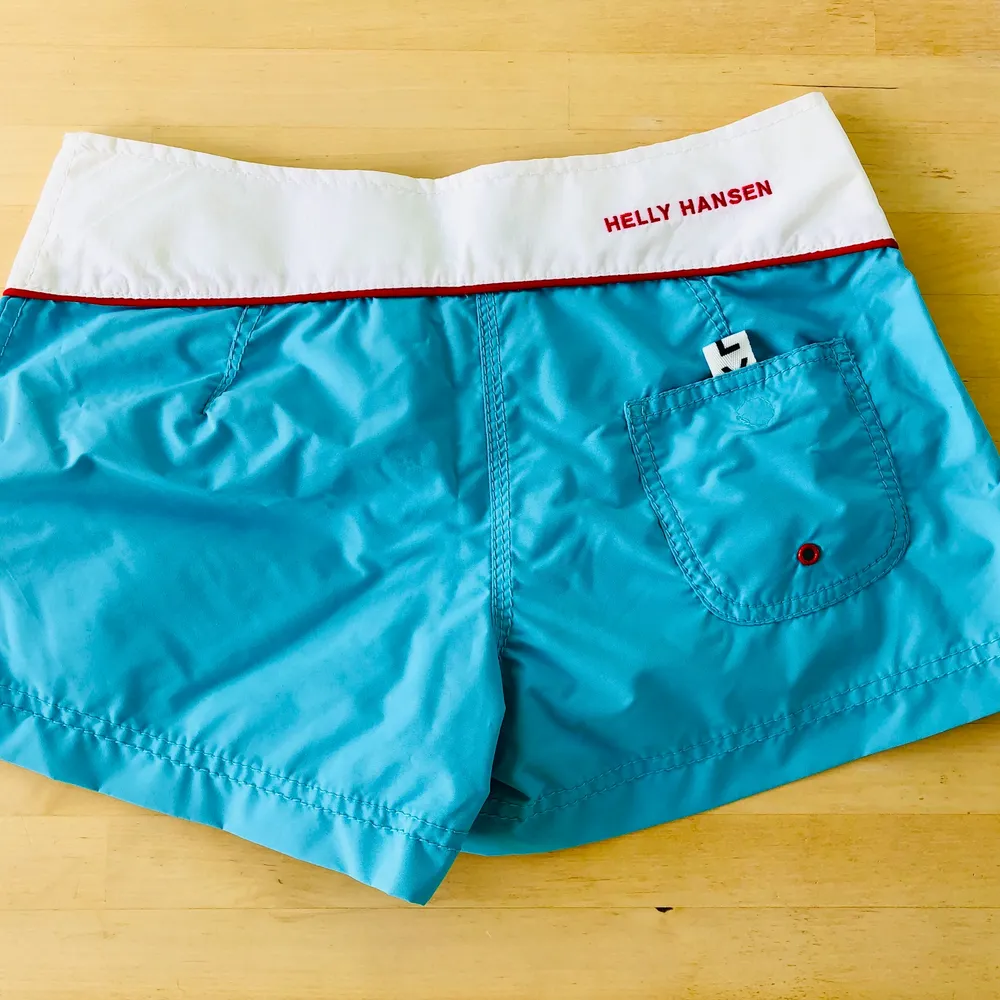 Nya med lappar, dyra i inköp. Shorts 🩳 Helly Hansen 💦 Storlek XS 🍭Säljes för 250 el bud. 🪂. Shorts.