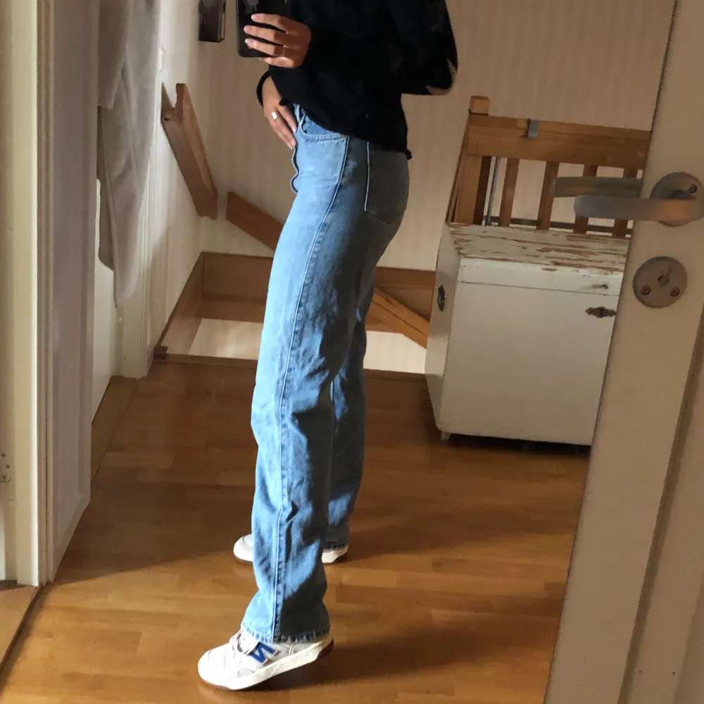 Rowe jeans sky blue från weekday💙💙 fint skick förutom ett litet hål på ena låret (skriv för bild), orginalpris 500kr, mitt pris 200. Jeans & Byxor.