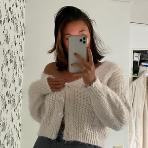 Vit stickad kofta  - Säljer nu min fina gräddvita kofta som jag köpte i Italien men inte längre har användning för. Har använt den så mycket under vintrarna då den passar till mycket och är väldigt snygg!