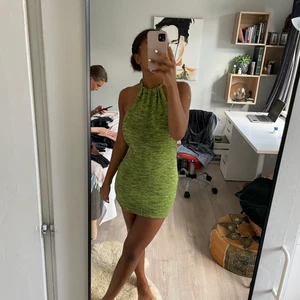 Grön stickad klänning, storlek XS - Köpt en superfin stickad klänning som jag tyvärr aldrig fått användning till då den är rätt så kort på mig⭐️🌸💕 nypris 1400kr