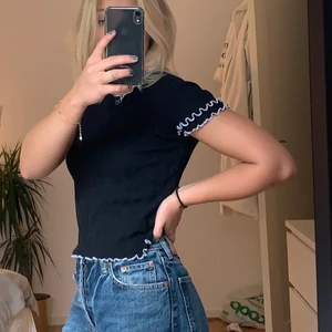 Topp från Zara - Super gullig och skön topp från Zara. Köpt förra året men knappt använd så toppskick! Storlek S, super stretchig så passar många!! 80kr + frakt 40kr💚💚 säljer direkt inga bud alltså!! Checka gärna min profil då jag säljer massvis med kläder jag vill bli av med!