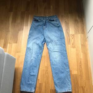 Supersnygga 90’s jeans från Gina Tricot som jag säljer pga av de var för stora för mig. Köpt här på Plick Endast testade av mig. Storlek 36.  Frakt tillkommer
