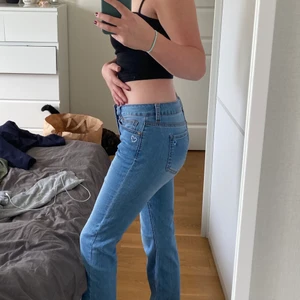 Lågmidjade bootcut jeans - Super bekväma låga bootcut jeans från secondhand affär i usa. Jag har själv broderat på hjärtan på fickorna både back och fram, som absolut går att sprätta upp ifall det skulle behövas :)