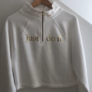Nike Sweatshirt  - Jätte fin nike sweatshirt i nyskick, endast använd en gång. Nypris 679kr. Storlek XS, som sitter lite oversize på mig som är en XS/S. Säljer pga att den inte kommer till användning. Köparen står för frakt💕