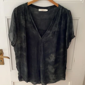 Mörkgrön blus - Superfin blus från märket Rabena. Har bara använts någon gång och säljs nu på grund av att jag inte tycker att den passar mig. 