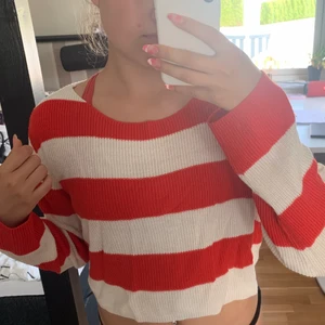 Randig tröja - Röd och vit randig stickad tröja från hm. Kort modell och lite vida armar. Inte använd så många gånger och har inga slitningar eller fläckar. Storlek S men passar större också. Frakt INGÅR i priset. 