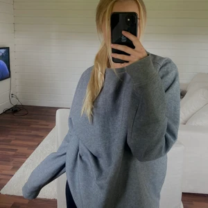 Mörkgrå sweatshirt - Skönaste matrielet då det är väldigt luftigt, funkar perfekt till träning men också till vardags om man hellre vill det🥰 Hör av dig vid frågor eller funderingar!💓