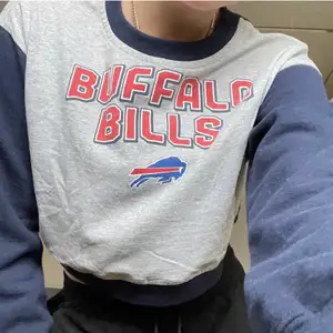 Säljer denna retro, croppade tröjan med Buffalo Bills på, fint skick då den är måttligt använd!🥰 Storlek S och säljs för 120 då den inte kommer till användning längre💗