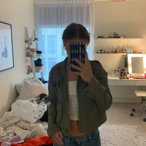 Grön sommarjacka - Skön militärgrön jacka! Så fin och passar till allt! Sitter lite oversize och har många coola detaljer