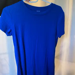 Royal blue t shirt från Nakd. Lappen är borta men det är storlek M. Passar dig som har xs - m. Ribbat, strechigt, skönt material. Köpt för 349kr. Skriv för mer information eller bilder ☺️