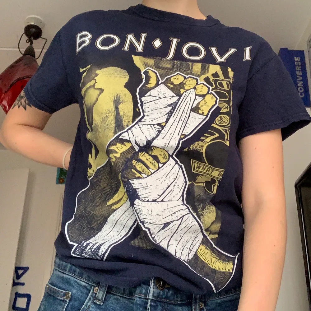Bon Jovi T-Shirt från världsturnén 2013 - Storlek S - Säljer då den aldrig används längre - Köparen står för frakt 🌻🦆. T-shirts.