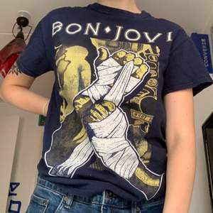 Bon Jovi T-Shirt från världsturnén 2013 - Storlek S - Säljer då den aldrig används längre - Köparen står för frakt 🌻🦆