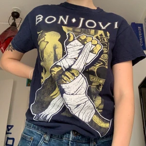 Bon Jovi T-Shirt - Bon Jovi T-Shirt från världsturnén 2013 - Storlek S - Säljer då den aldrig används längre - Köparen står för frakt 🌻🦆