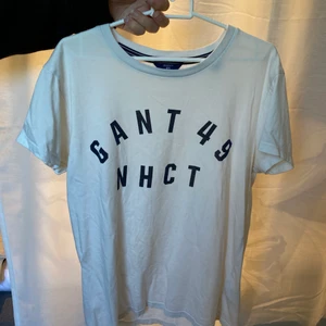 Gant t shirt - Vit t shirt från Ganr men tryck på bröstet. Luftigt & skämt material. Köpt för 449kr. Storlek M. Passar dig som är xs - m. Skriv för mer information eller bilder ☺️