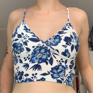 Blommig topp - Blåblommig topp - Storlek XS - Säljer då den aldrig används - Köparen står för frakt 🌻