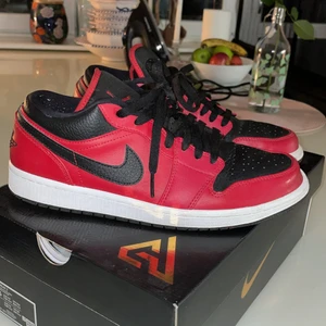 Jordans storlek 44 - Skorna är sparsamt använda i bra skick. Ordinarie pris 1300 säljs för 900 inklusive frakt.