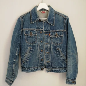Levi's jeans jacka - Stl S, fint använt skick.  Priset kan diskuteras, hör av er på pm! 