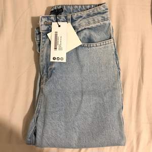 Helt nya mom jeans från Boohoo, strl 36 passar även 34. 🤍