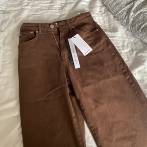 Bruna vida jeans  - Råkade beställa i fler storlek, 34 men har egentligen 36. Fick knappt på dem så rekommenderar att köpa om du är 34 och under (kanske till och med 32), men i övrigt är de väldigt snygga, helt nya dessutom ! ☺️☺️ (färg syns bäst på bild 1&3)