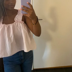 Rosa topp - En gullig rosa topp från zara. Jättebra skick då jag använt den endast en gång! Köparen står för frakten. Det är storlek M men passar även till S (jag är S) 