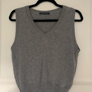 Brandy Melville väst - Säljer denna fina brandy väst som är köpt på deras hemsida men som tyvärr inte har kommit till andvändning. Den är ONE SIZE men skulle säga att den är en S i storlek. Köp direkt för 300kr☺️