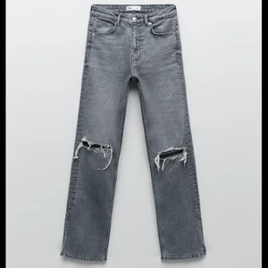 Zara jeans - Väldigt lika de på bilden förutom att de är avklippta och därför lite kortare i benen. Skriv privat för fler bilder. pris kan diskuteras🤍