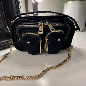 Núnoo bag  - Drömväskan från Núnoo i absolut nyskick, födelsedagspresent som ej kom till användning 🌸 Både kedje- och sammetsbandet ingår, dessa är avtagbara om man bara vill ha bandet med studs ⚡️⚡️ Nypris 1199kr. Bredd: 18 cm, Höjd: 10 cm, Djup: 4 cm