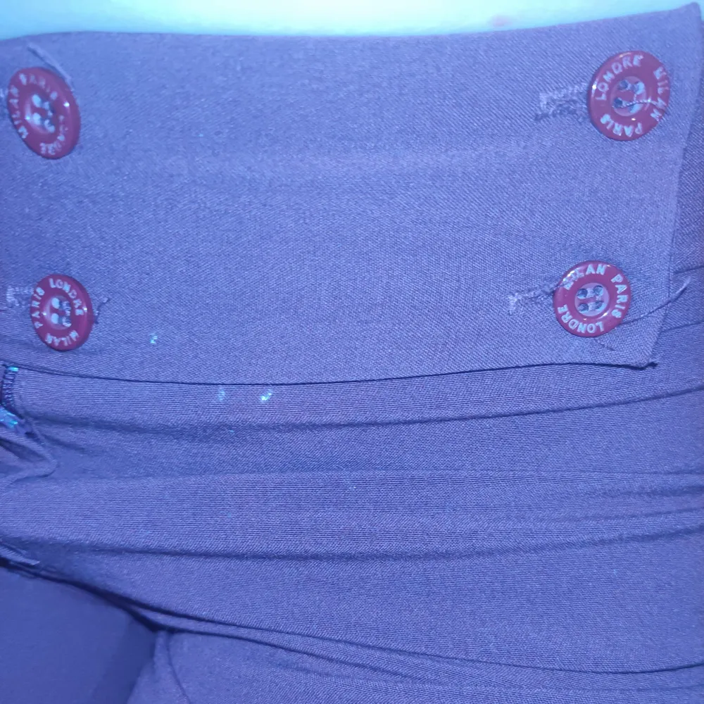 Små vita fläckar på framsidan (bild 3) annars bra skick💖💖💖. Jeans & Byxor.