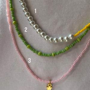 Halsband för 15:- styck, med berlock kostar de 5:- extra! De går att ändra fräg eller mönster om man vill de, finns många färger och storlekar på pärlor att välja mellan. Köparen står för frakten 🌸 kontakta mig vid frågor! 